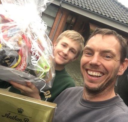 Tømrerfirmaet Søndergaard & Svaneby ApS har haft Elias fra Firehøjeskolen i Nørup i praktik i uge 48 - en lille kurv til Elias som tak for hjælpen! 